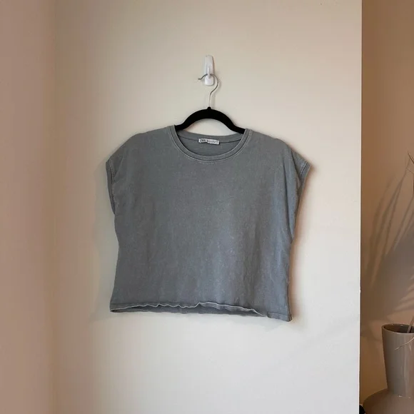 Zara Short-Sleeved T-Shirt in Pearl Grey size Medium - Picture 2 of 11